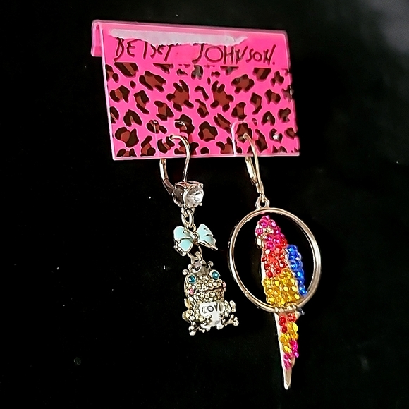 New Vintage! BETSEY JOHNSON Tropical Forest Collection Frog Macaw Drop Earrings. - Picture 4 of 6